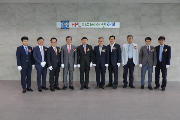 19일 판교 창조경제밸리에서 ‘HPC 이노베이션 허브’ 현판식 개최 후 관계자들이 기념촬영을 했다.