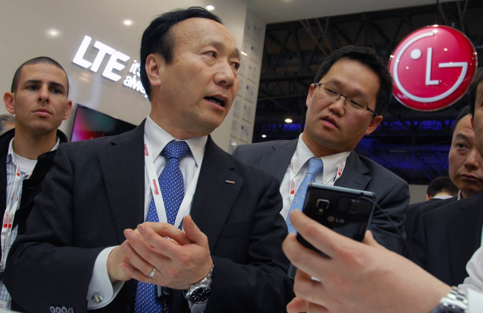 일본 최대 통신사 NTT도코모 대표 카토 사장이 LG전자 휴대폰을 유심히 살펴보고 있다.
