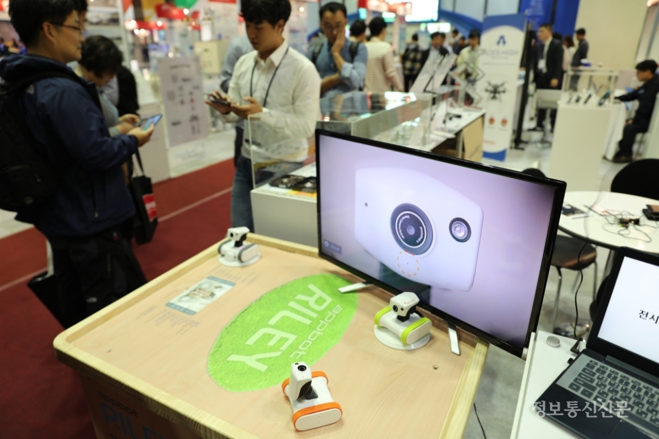 '한국전자전2017'에서 한 업체가 출품한 이동 카메라가 관람객들의 관심을 받았다. 이 제품은 궤도가 달려있어 이동이 가능한 특징을 갖고 있다.