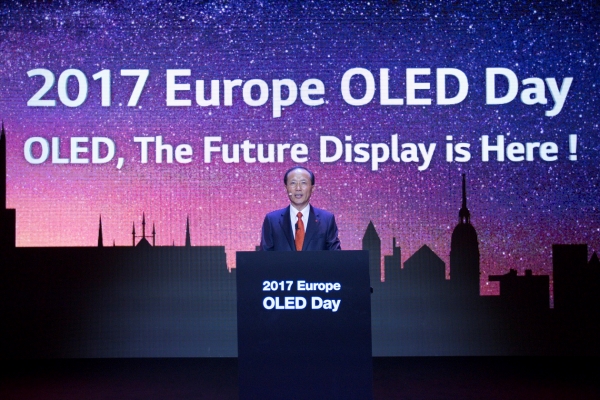 독일 뮌헨에서 열린 '유럽 올레드 데이' 행사에서 LG디스플레이 여상덕 사장이 '올레드가 미래의 디스플레이'라는 주제로 개막연설을 하고 있다.