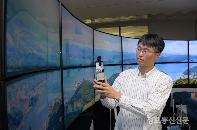 스마트폰으로 가상현실 가상현실(VR) 콘텐츠를 만들 수 있는 기술이 국내연구진에 의해 개발됐다.