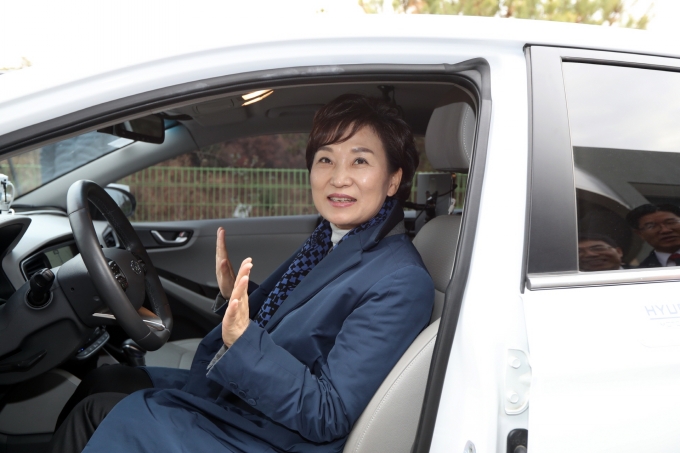 20일 열린 자율주행 시연 행사에서 김현미 국토부 장관이 운전대에 손을 놓은 상태에서도 주행하는 모습을 보여주고 있다.[사진= 국토교통부]