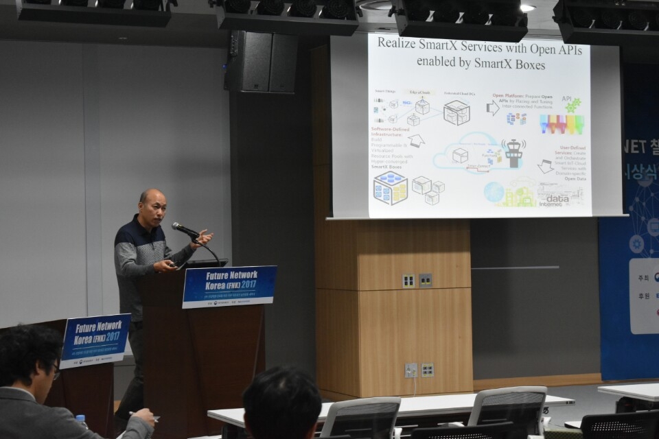 KOREN SmartX 오픈플랫폼을 설명하는 김종원 광주과학기술원 교수. [사진=NIA]
