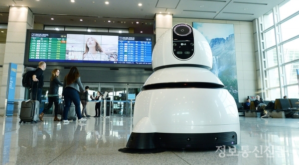 LG전자의 공항 청소로봇이.
