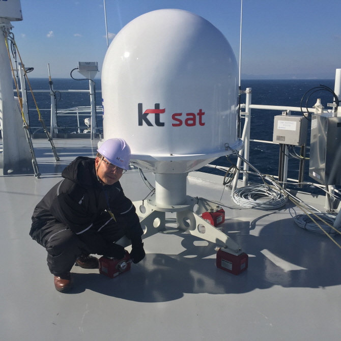 KT SAT이 26일 현대중공업의 FRSU 시운전선박을 대상으로 Portable-MVSAT 시범서비스 제공에 성공했다고 밝혔다. [사진=KT]