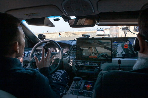 5일 진행된 5G로 대화하는 자율주행차 운행에서, 5G와 HD맵으로 사각지대 어린이를 발견해 주변 차량에 경고를 주자 자율주행차가 스스로 멈춰서고 있다.