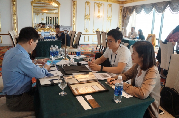 한-베트남 협력기업 매칭 컨퍼런스에 참석한 관계자들이 상담을 진행하고 있다.