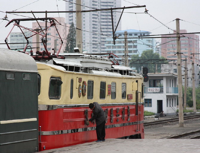 국내 철도 전문가들은 북한의 철도시설 노후화는 심각한 수준한 수준이며, 북한의 경제활성화를 위해서는 이에 대한 개선사업이 시급하다고 보고 있다. 사진은 북한의 철도열차.    [사진=라이브저널]