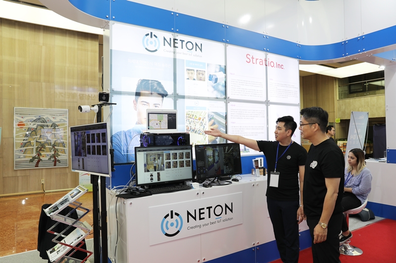 넷온은 인공지능 기반 안면인식시스템을 전시해 참관객들의 관심을 모았다.