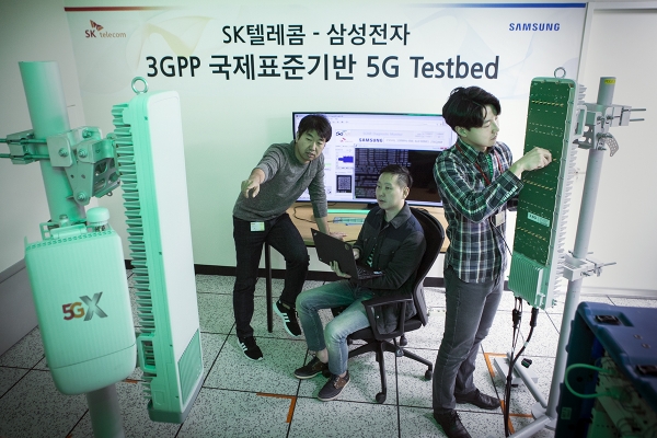 SK텔레콤 분당사옥에서 SK텔레콤과 삼성전자 연구원들이 5G 테스트베드에서 3.5GHz 대역 5G상용 장비로 퍼스트콜에 성공했다.