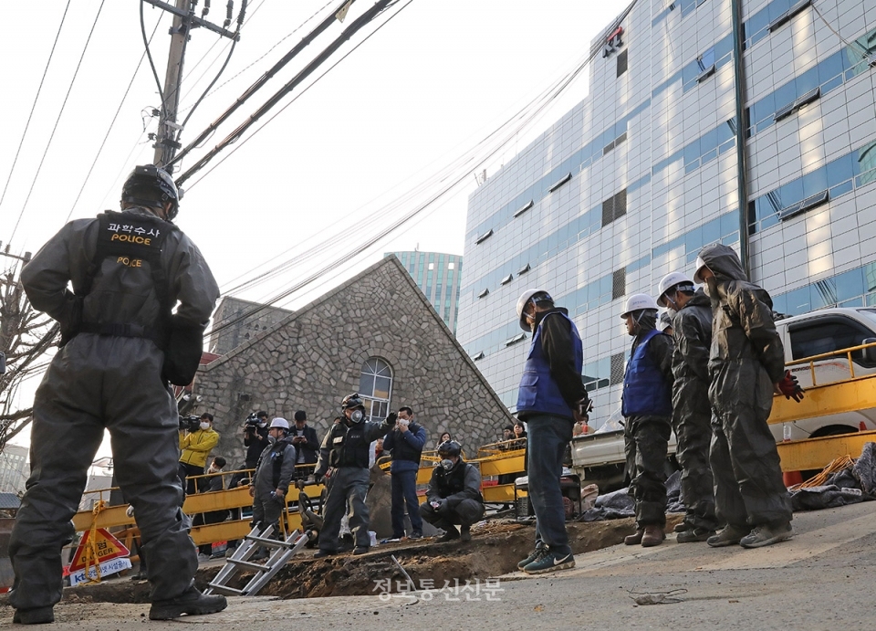 서울 KT아현지사 통신구 화재사고 복구 작업이 26일 이뤄지고 있다.