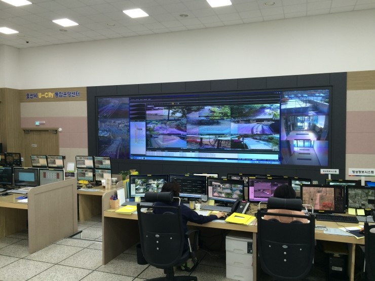 딥러닝 인식기술로 CCTV에 찍힌 이상상황을 자동 검출하는 오산시의 통합관제센터. [사진=오산시]