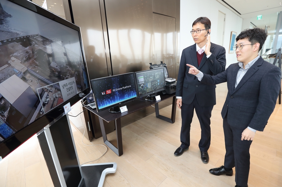 KT 직원들이 KT 광화문 East 빌딩에서 AI 음성인식 드론 플랫폼의 시연 화면을 지켜보고 있다. [사진=KT]