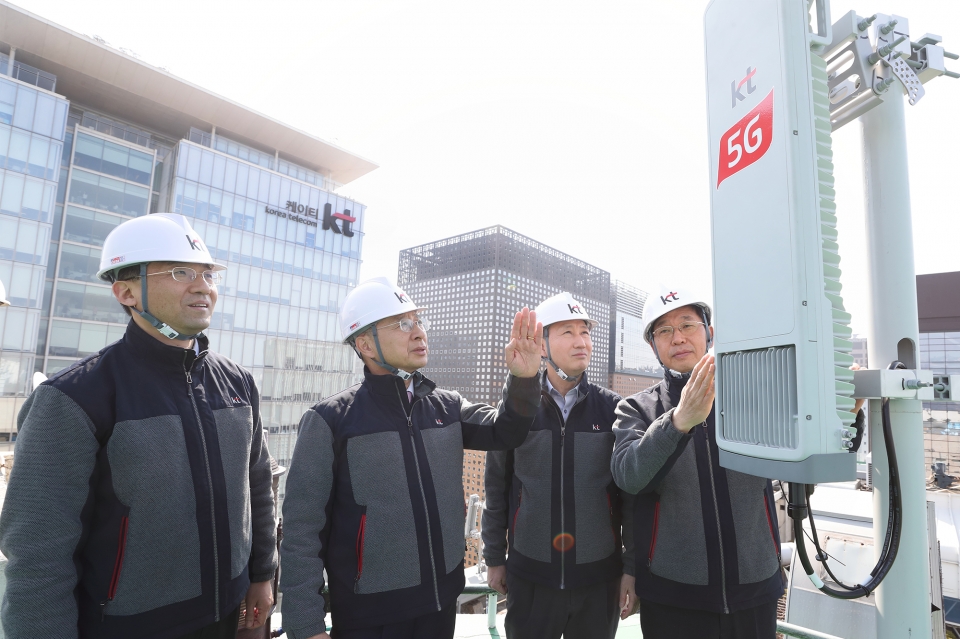 황창규 KT 회장이 서울 광화문 일대 5G 기지국이 구축된 곳을 방문해 네트워크 구축 현장을 살펴보고 있다.