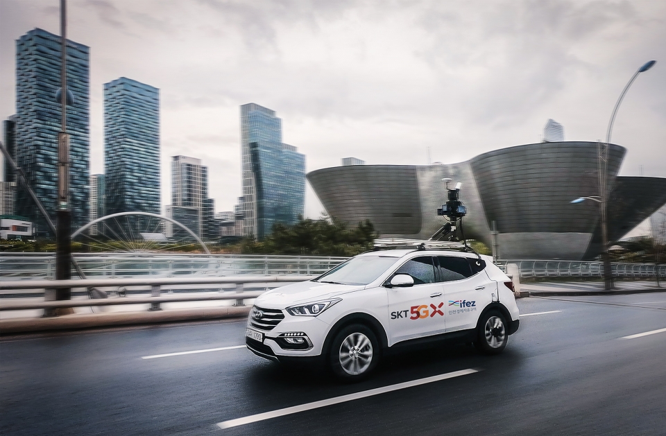 SK텔레콤의 HD맵 구축 차량이 인천경제자유구역 송도국제도시에서 공간정보를 수집하고 있다.