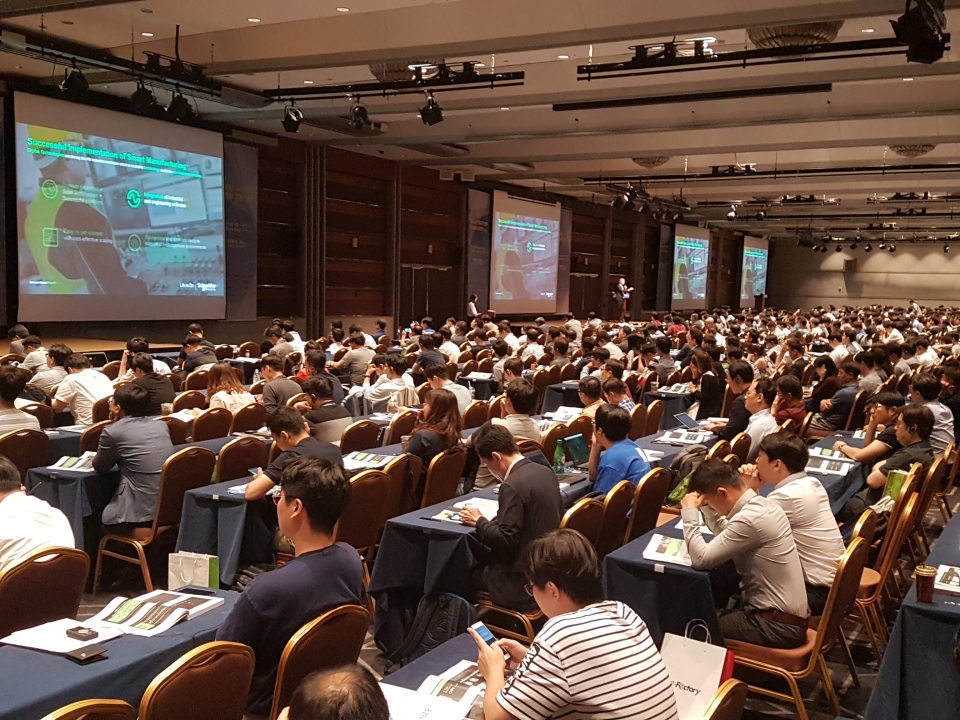 2019 서울 국제 스마트공장 컨퍼런스에 수백명이 모여 큰 관심을 끌었다.