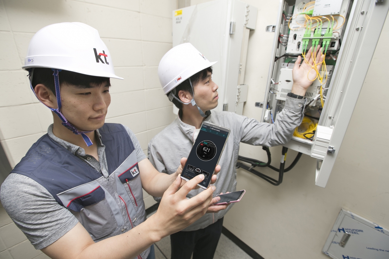 KT 네트워크 담당 직원이 SRT 수서역에서 5G 인빌딩 서비스 구축 현장을 점검하고 있다. [사진=KT]