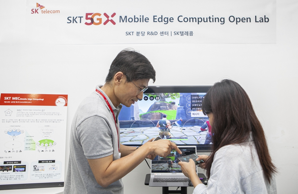 SK텔레콤 연구원들이 분당 소재 ICT기술센터에서 '5GX MEC' 기술을 개발하고 있다.