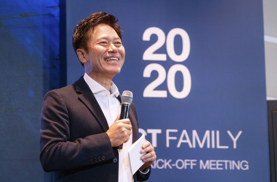 박정호 사장이 2일 열린 2020년 SK ICT 패밀리 신년회에서 신년 메시지를 발표하고 있다.