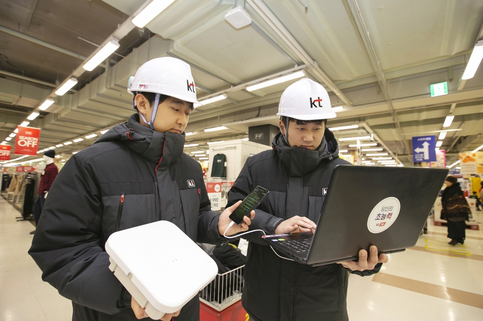 KT 네트워크부문 직원들이 경기도 안양시 홈플러스 매장 내에 고성능 광중계기를 설치하고 5G 서비스 품질을 확인하고 있다. [사진=KT]