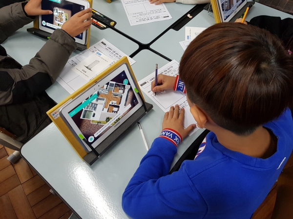 학생들이 교내 무선망을 이용해 디지털교과서로 수업을 받고 있다. [사진=부산교육청]