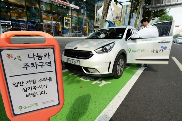 서울시가 승용차 공동 이용서비스인 '나눔카' 활성화를 위해 전용 주차 구역을 늘리고 있다.