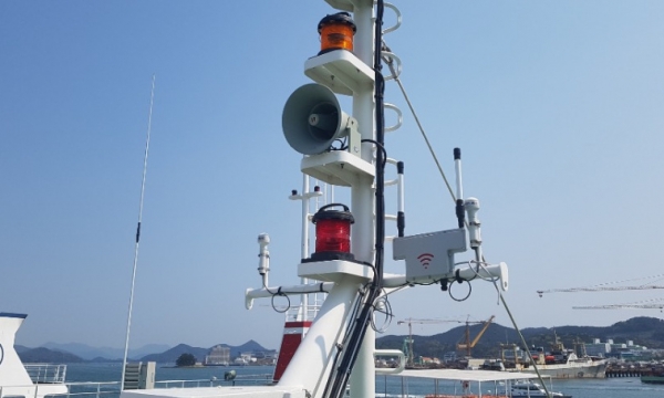 통영시가 관내에서 운행하는 여객선·도선에 공공와이파이 설비를 설치했다. 통신 장비는 방수 방염용 함체로 보호해 염분이나 습기에 견딜 수 있다. [사진=통영시]