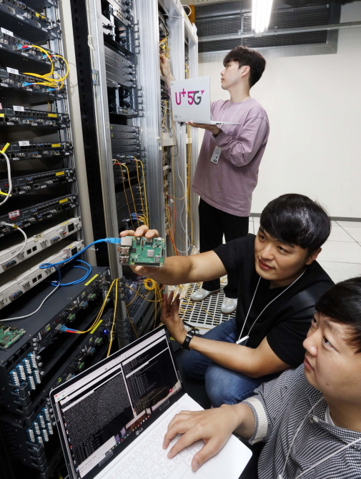 LG유플러스는 서울대학교 산업수학센터, 크랩토랩과 함께 양자내성암호(PQC: Post Quantum Cryptography) 기술을 개발해 고객전용망장비(광전송장비)에 적용했다고 10일 밝혔다. [사진=LG유플러스]