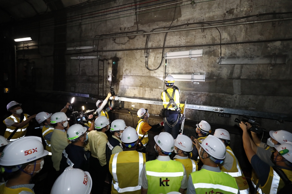 장석영 제2차관은 참석자들과 함께 23일 새벽 을지로입구역 터널에서 5G 개통을 위한 안테나 설치 공사를 점검했다. [사진=과기정통부]