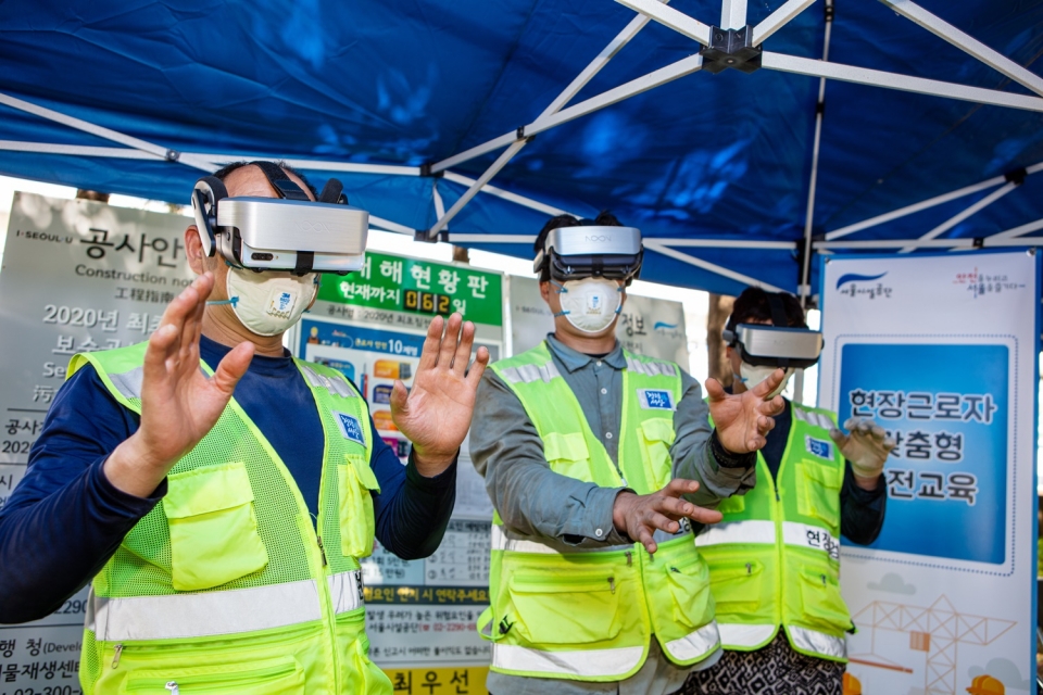 노동자들이 공사현장 내에서 VR 안전교육을 받고 있다. [사진=서울시설공단]