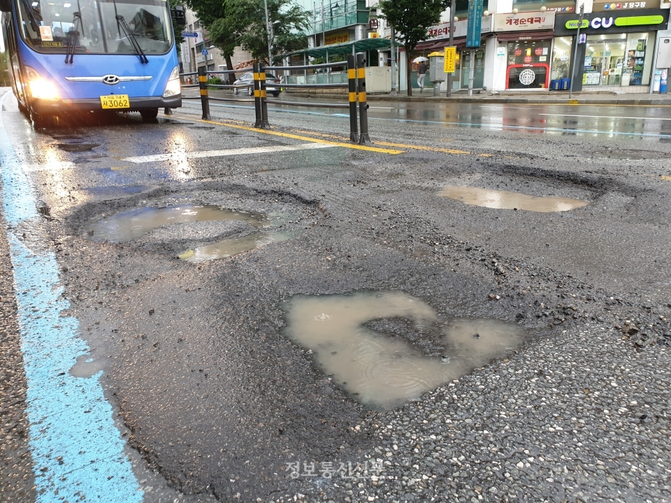 최근 장기간 호우로 서울시내 도로 곳곳에 포트홀이 발생했다. 서울시는 ICT를 활용해 도로 복구 작업을 벌이고 있다.
