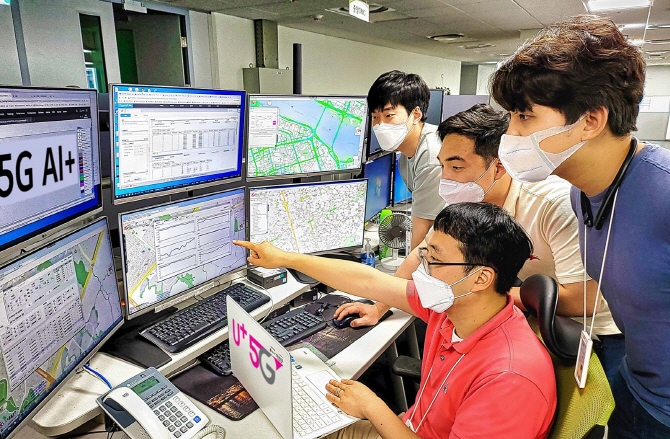LG유플러스 네트워크(NW)부문 직원들이 네트워크설계분석지원시스템을 통해 서울 서부지역의 네트워크 품질정보를 확인하고 있다. [사진=LG유플러스]
