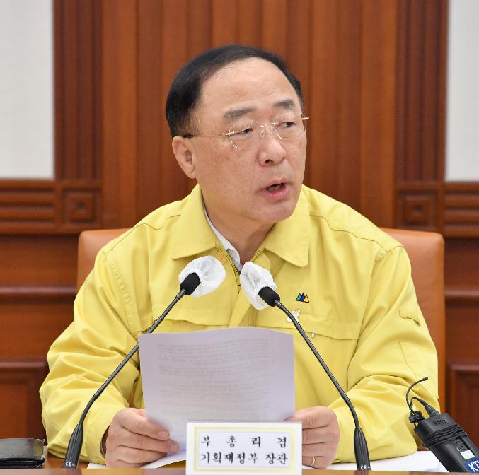 홍남기 부총리 겸 기획재정부 장관이 한국판 뉴딜과 관련해 20조 이상의 예산을 내년에 반영하겠다고 밝혔다.