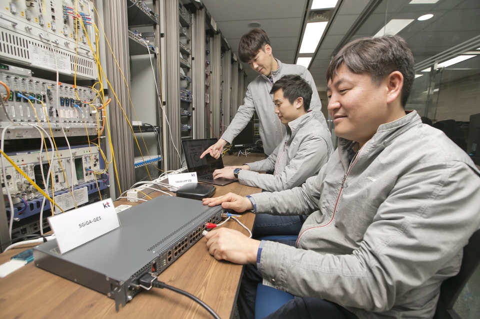 KT 직원들이 기존 UTP 케이블을 통해 5기가 UTP 상용 장비의 인터넷 속도품질을 검증 하고 있다. [사진=KT]