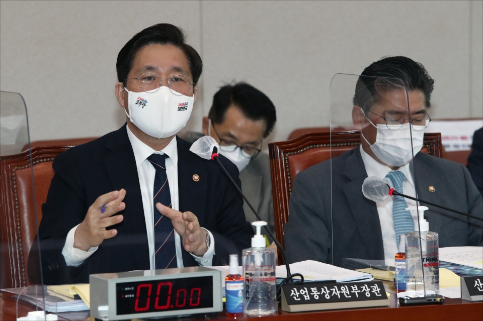 지난 7일 시작된 국정감사에 출석한 성윤모 산업통상자원부 장관이 에너지 전환 정책 질의에 답변하고 있다. [사진=산업통상자원부]