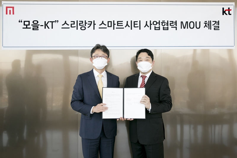 박윤영 KT 기업부문장(왼쪽)과 김용욱 모을 대표이사가 스리랑카 스마트시티 사업에 관한  MOU 체결 후 기념사진을 촬영하고 있다.  [사진=KT]