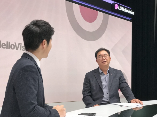 송구영 LG헬로비전 대표(오른쪽)가 온라인 신년회에서 올해 주요 사업 전략을 소개했다. [사진=LG헬로비전]