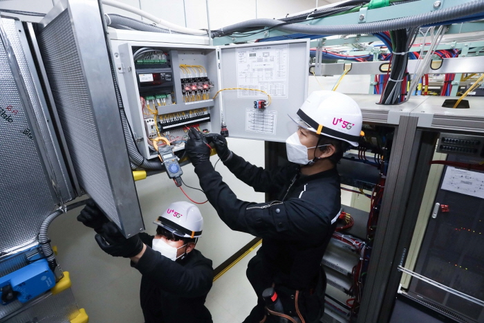 LG유플러스 협력업체 직원들이 마곡국사에 구축된 외기냉방 시스템을 점검하고 있다. [사진=LG유플러스]
