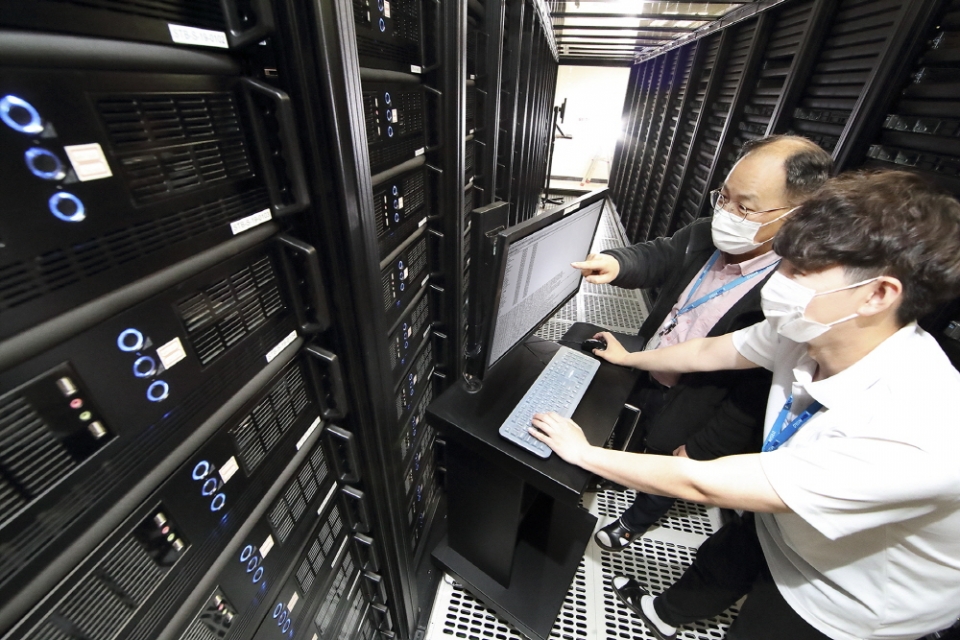 KT IDC 남구로에서 KT IDC 관리 인력들이 서버 상태를 점검하고 있다.