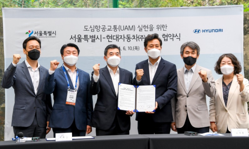 UAM 산업 활성화를 위해 서울시와 현대자동차가 업무협약을 맺고 관계자들이 기념 촬영을 하고 있다. [사진=현대자동차]