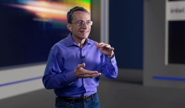 팻 겔싱어 인텔 CEO가 26일 인텔 글로벌 전략 발표회에서 차세대 기술 혁신 로드맵을 발표하고 있다. [사진=인텔]