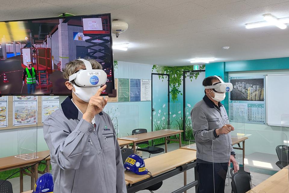 VR은 작업자에게 현장 상황을 미리 체험하게 함으로써 안전성을 크게 높이는 데 일조한다. [사진=삼성물산]