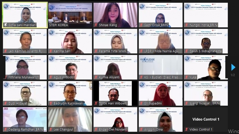 인도네시아 공무원들이 화상회의를 통해 한=인도네시아 국제기술협력사업 초청 연수에 참여하고 있는 모습. [사진=STEPI]