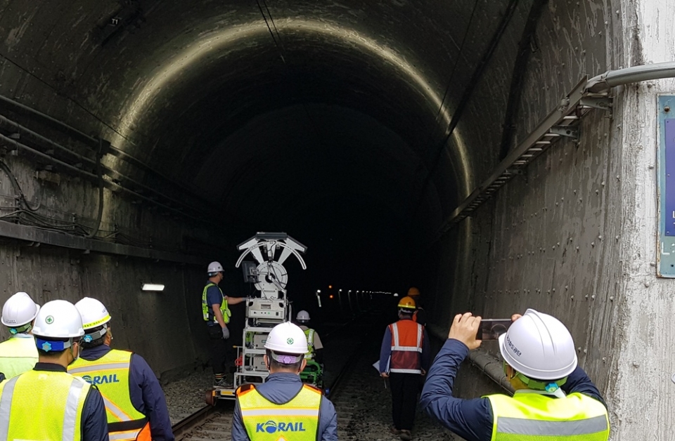 터널 스캐너로 철도 터널을 점검하는 모습. [사진=한국철도]