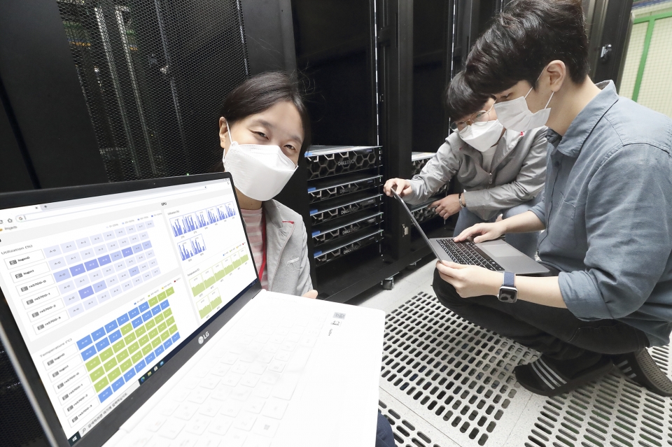 KT 직원들이 KT 목동 클라우드 센터에서 AI GPU 통합자원 관리 플랫폼 최적화를 진행하고 있다. [사진=KT]