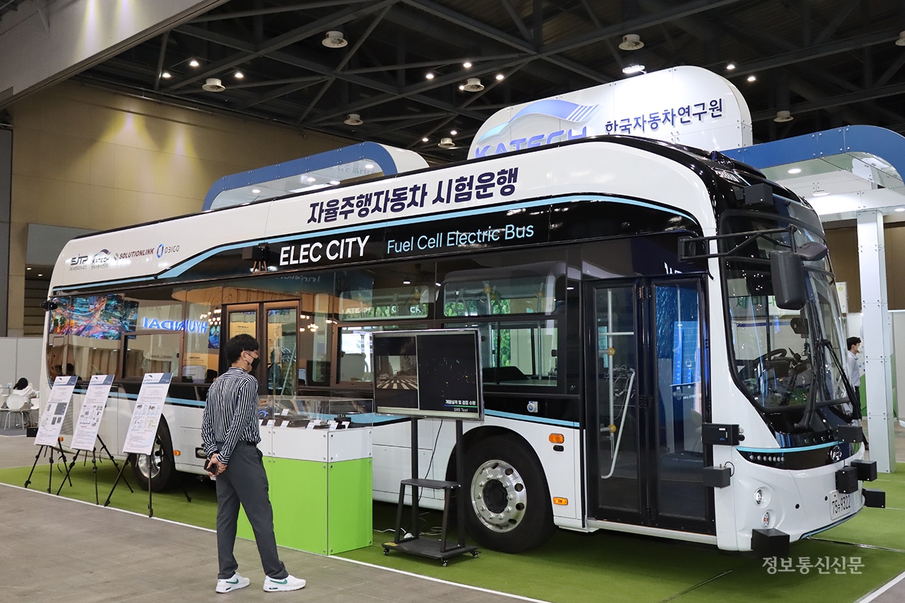 관람객이 한국자동차연구원이 전시한 자율주행자동차 시험운행 부스를 살펴보고 있다.