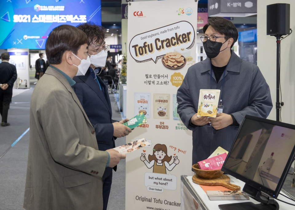 두부과자 생산기업 '쿠키아' 직원이 삼성전자 관계자들에게 상품을 소개하고 있다. [사진=삼성전자]