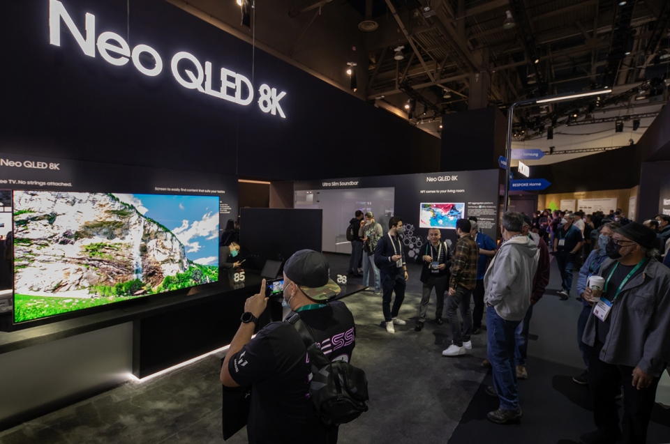 미국 라스베이거스의 컨벤션 센터, 삼성전자 전시관에서 'Neo QLED 8K' 제품을 참가자들이 살펴보고 있다. [사진=삼성전자]