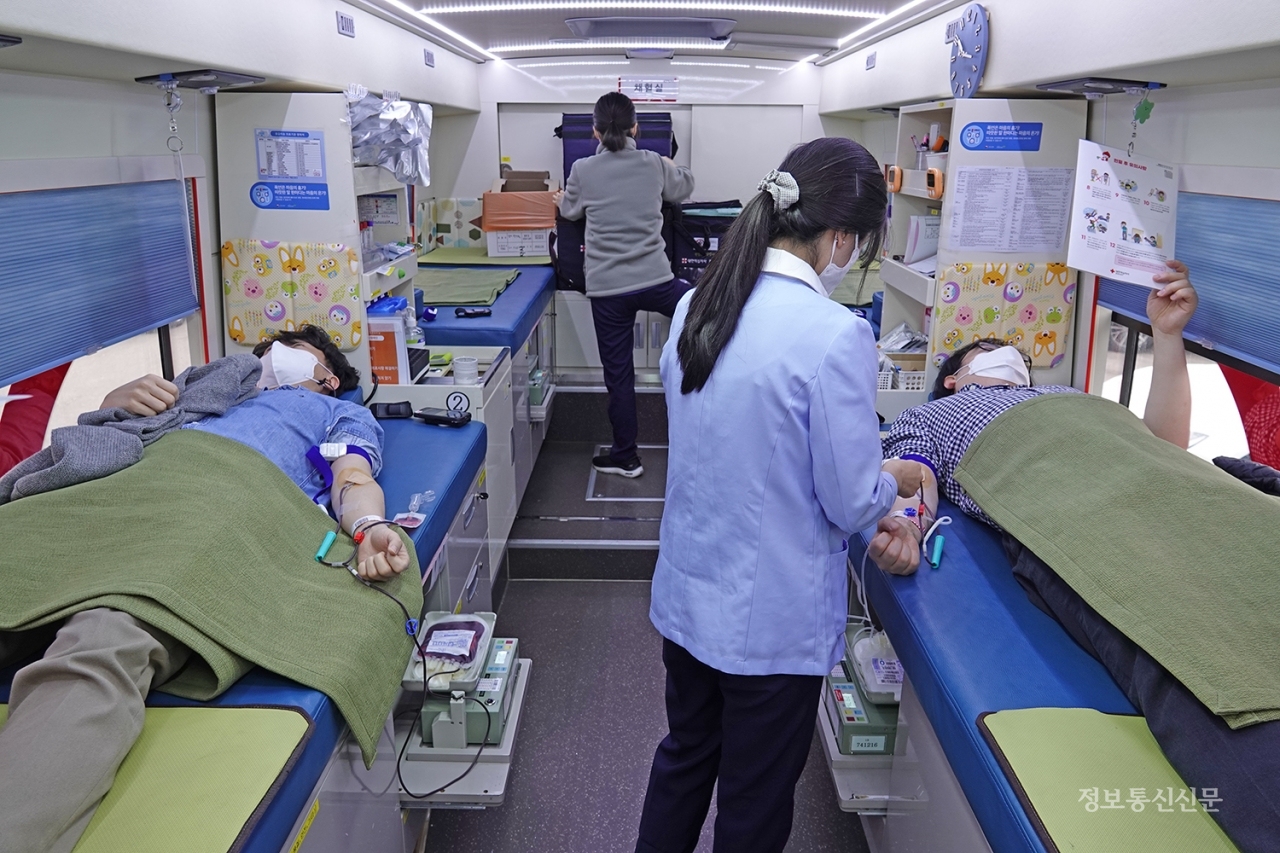 KTC 군포 본원에 방문한 헌혈 버스 내부에서 KTC 직원들이 헌혈을 하고 있다. [사진=KTC]