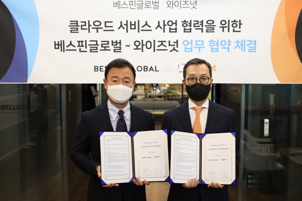 베스핀글로벌 장인수 한국 총괄 대표(왼쪽)와 와이즈넛 강용성 대표가 클라우드 서비스 사업 협력을 위한 MOU를 체결했다. [사진=베스핀글로벌]